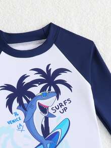 SHEIN Bộ đồ bơi 2 mảnh cho bé trai, gồm áo tay dài raglan in hình cua dễ thương và quần short kẻ sọc, thích hợp cho mùa hè ở bãi biển, hồ bơi, bơi lội, công viên nước, lướt sóng. - Nhiều màu - Xem 4