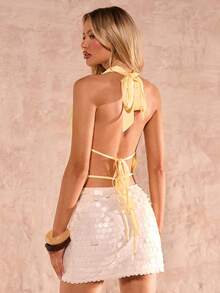 SHEIN Glamour 梭织纯色缎面系带露背短款上衣，圣诞上衣，复古风格，嘉年华之夜上衣，性感火辣女孩，外出上衣，圣诞节，新年夜，情人节，街头服饰。 - 黃色 - 查看 2