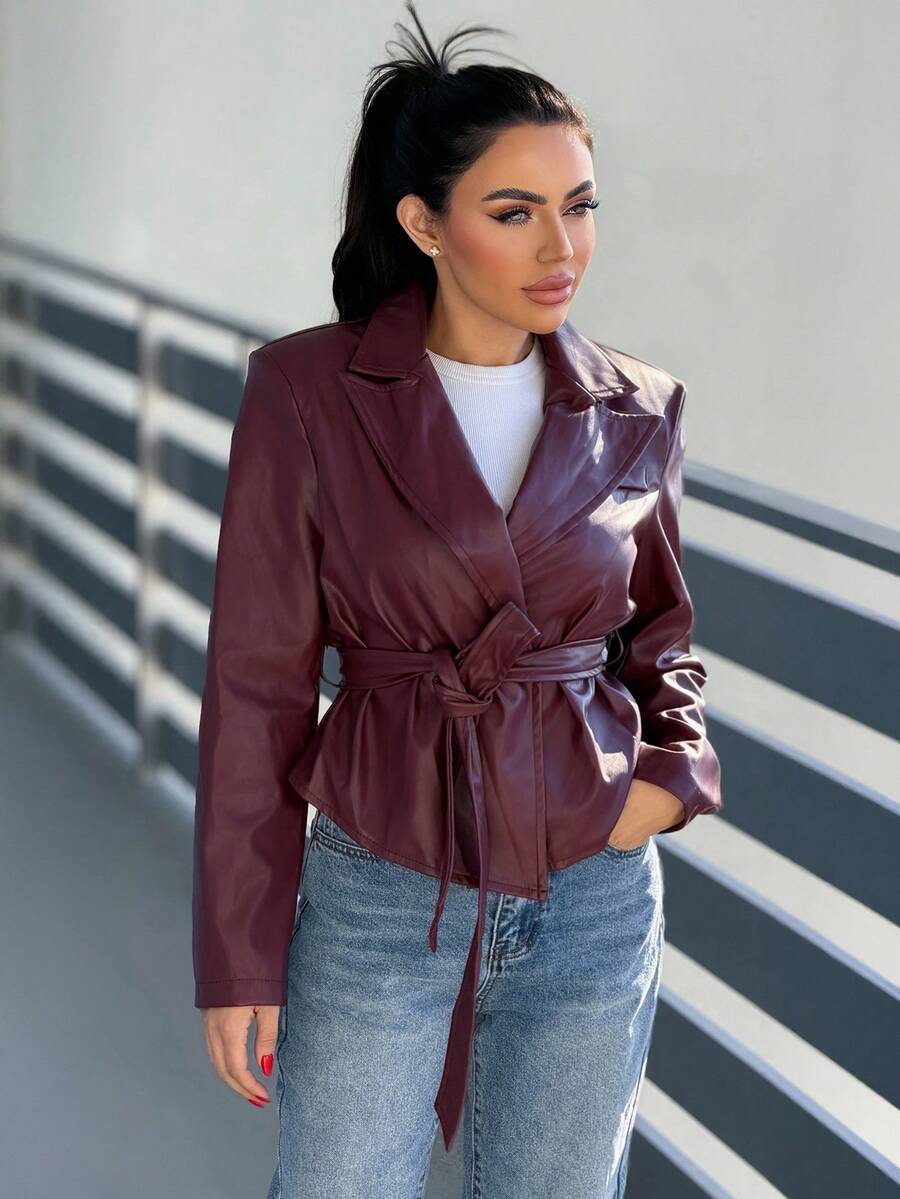 Durrani Popal 女式纯色长袖翻领PU皮革时尚西装外套 - 酒紅色 - 查看 1