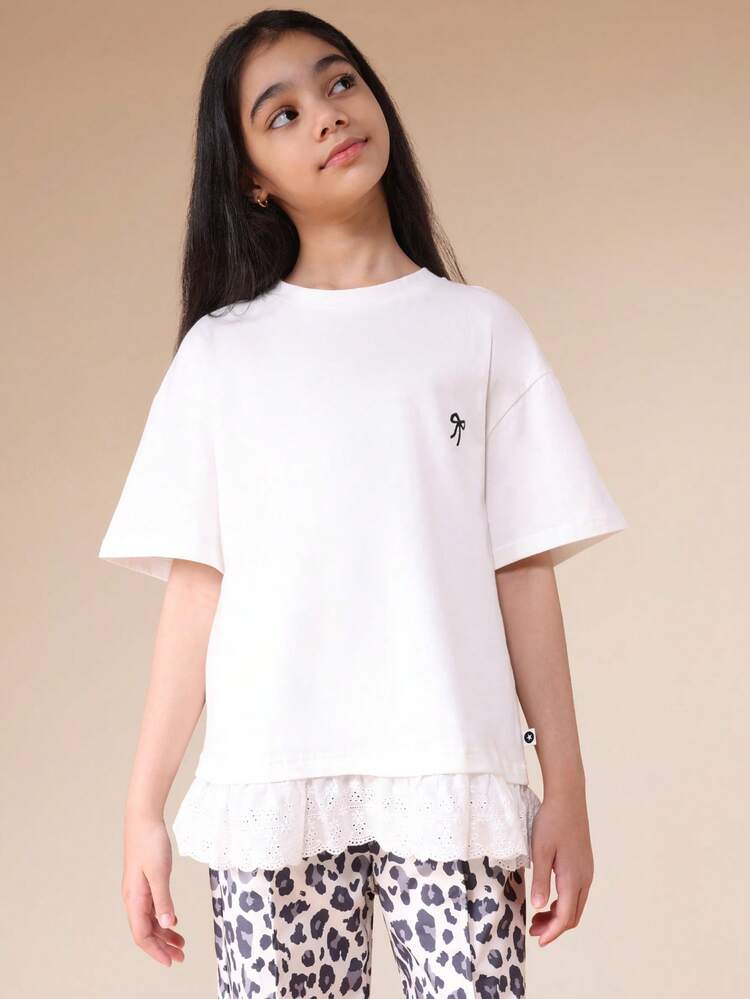 Camiseta de manga curta com bordado de laço