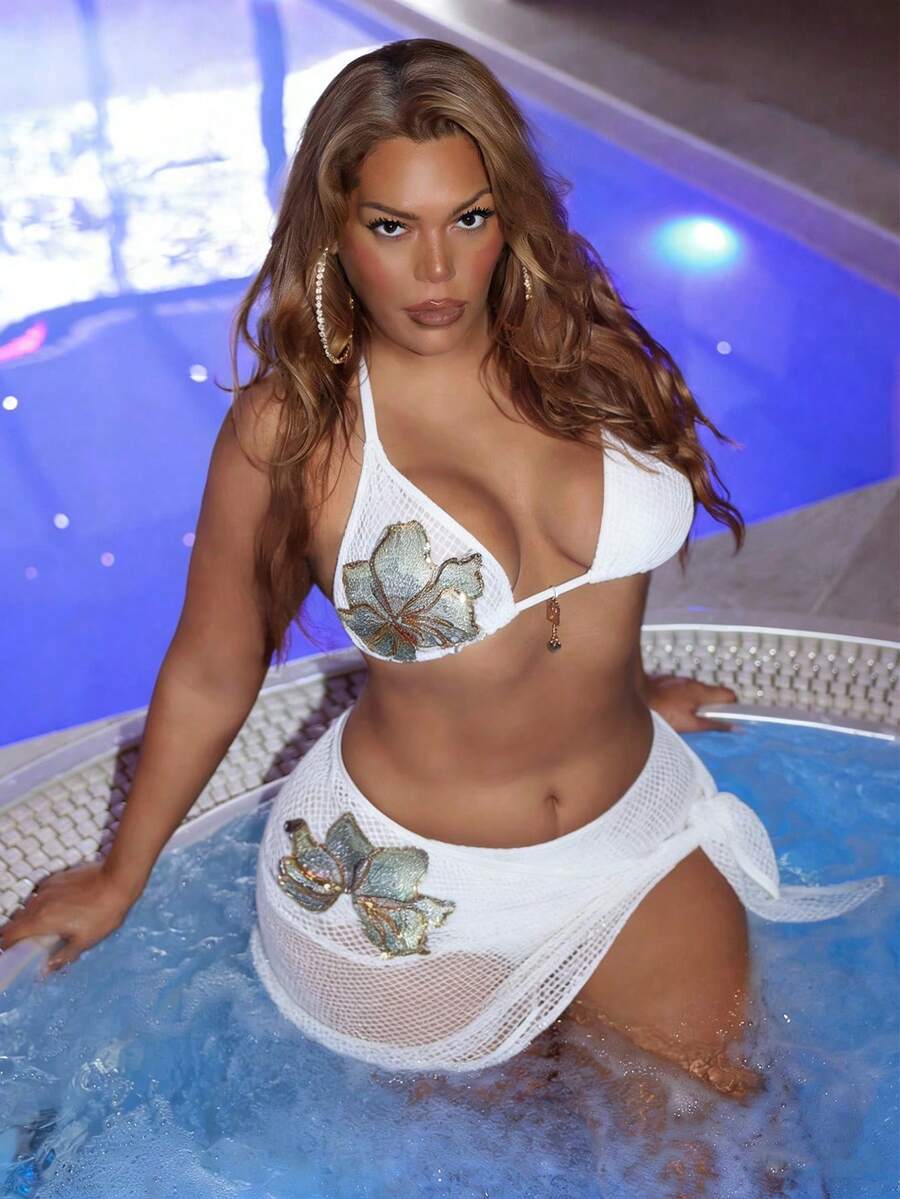 Swim SXY 新款女士加大码纯色印花吊带上衣、修身三角裤、提臀迷你裙，三件套度假休闲泳装 - 白色 - 查看 1