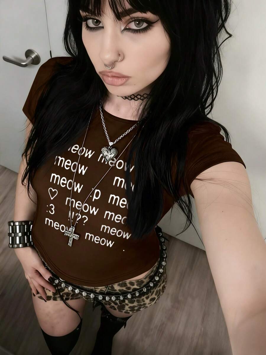 SHEIN 复古朋克风字母印花短袖T恤，Y2K哥特风上衣，街头嘻哈风上衣，90年代女装 - 咖啡棕 - 查看 1