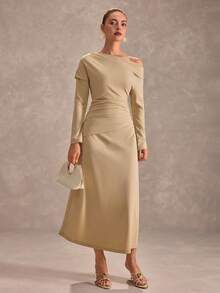 CLARA VERO Vestido midi bege com decote assimétrico e mangas compridas: cintura ajustada e saia evasê fluida, perfeito para jantares elegantes ou eventos de outono. Confeccionado em poliéster de malha elástica com ombros caídos e detalhe drapeado na cintura. - Bege - Ver 4