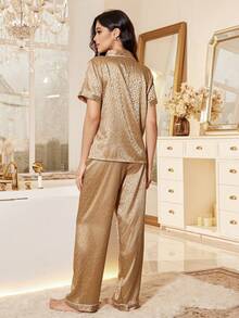 SHEIN 仿丝豹纹提花时尚仿丝翻领短袖睡衣套装 - 香檳色 - 查看 2