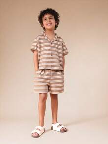 SUMWON 男童条纹翻领纽扣衬衫和配套短裤两件套休闲夏季服装 - 摩卡棕 - 查看 1