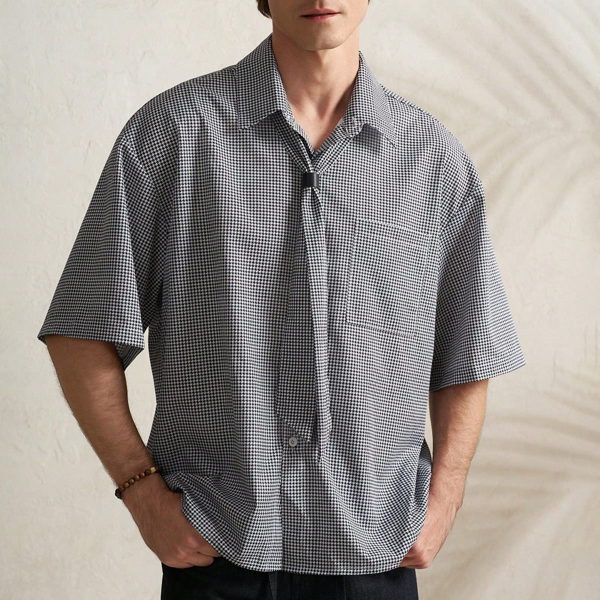 Camisa de manga corta casual y versátil con bolsillo y estampado de pata de gallo para hombre
