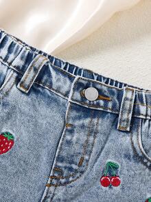 SHEIN Quần short denim xanh thêu cherry và dâu tây phong cách boho dễ thương mềm mại thời trang casual mới cho bé gái, mặc hàng ngày mùa xuân/hè, streetwear, đi biển nghỉ dưỡng, boho mùa hè, casual, short thanh lịch cho bé gái, short cho trẻ chập chững, short cho bé gái 4 tuổi, short mùa hè, short casual, short cherry, short dâu tây - Rửa nhẹ - Xem 5