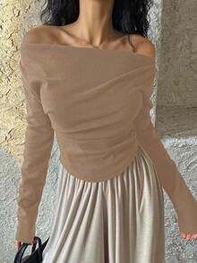 DAZY Kaos Lengan Panjang Wanita Warna Polos Model Off-Shoulder Modis dan Serbaguna untuk Kencan Malam - Khaki - View 2