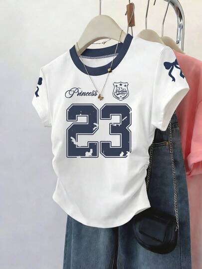 SHEIN Hauts décontractés pour femmes, style doux, design élégant, nouvelle arrivée d'été, vêtements de sport outdoor, t-shirt à manches courtes plissé à la taille ajustée, blanc, design graphique, lettrage et numérique, t-shirt pour femmes