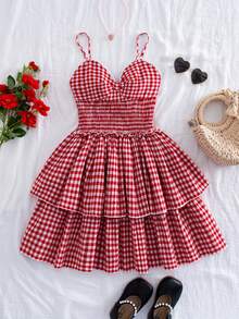 SHEIN 一件女童宽松连衣裙，红白格子图案，可调节肩带，肩部系带，可调节搭扣，腰部收褶设计，双层蛋糕裙摆。适合女孩日常休闲穿着、度假旅行和夏季穿着。 - 紅白色 - 查看 2