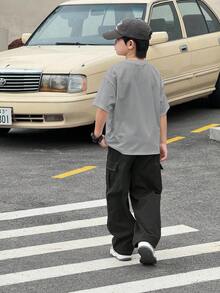 SHEIN Little Byeori 两件套男童3D字母压纹图案圆领短袖T恤，带工装口袋和撞色滚边灰色裤子，休闲、运动、度假、上学、聚会、时尚百搭，春夏皆宜 - 灰色 - 查看 2