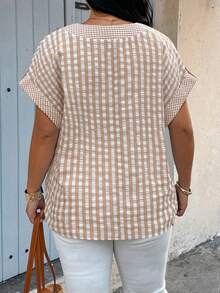 EMERY ROSE Blusa de mujer talla grande con cuello en V, de tela texturizada con estampado de cuadros y patchwork, para primavera/verano - Caqui - Ver 2