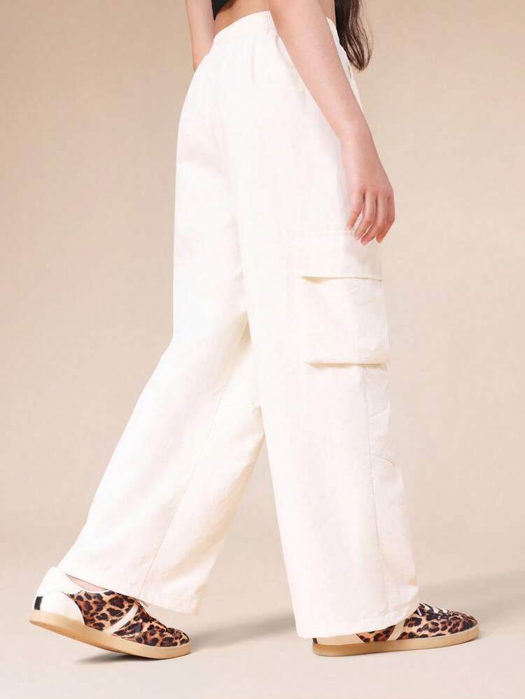 주머니가 여러 개 있고 허리끈이 있는 카고 팬츠