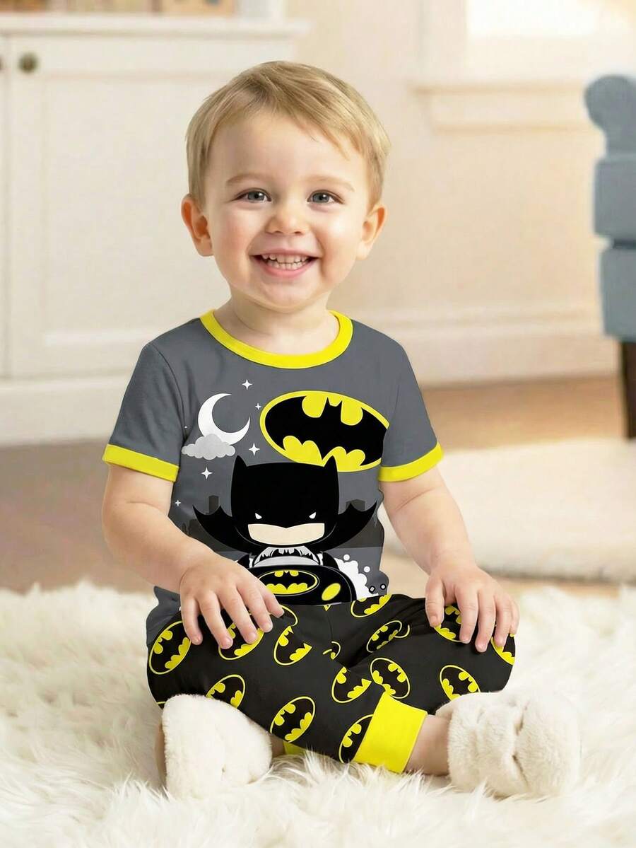 BATMAN X SHEIN 2件套男童休闲运动经典酷炫图案舒适圆领短袖上衣和裤子修身睡衣套装,适合春夏穿着 - 彩色 - 查看 1