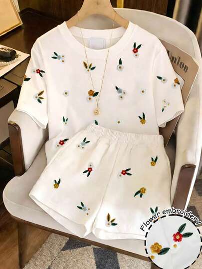 Resyla 2pcs/Set Women Floral Embroidered Casual T-Shirt And Shorts