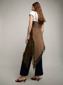 Nöista Đầm midi dáng rộng bất đối xứng bằng ren và satin, có áo thun bên trong. Đầm có ren đồng bộ ở cổ áo và viền dưới. Xẻ tà bên hông. Dây đeo vai có thể điều chỉnh ở phía sau. Trang phục thường ngày mùa xuân hè. - màu nâu - Xem 4