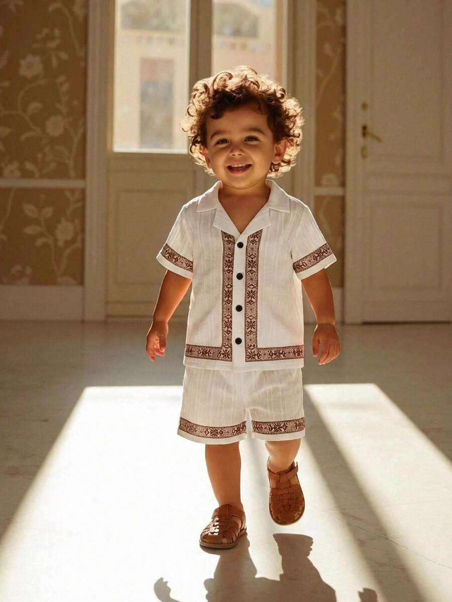 SHEIN Conjunto de camisa polo infantil masculina com estampa retrô, textura contrastante e gola polo, além de shorts texturizados. Ideal para o dia a dia e ocasiões casuais no Oriente Médio. - Branco - Ver 1