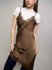 Nöista Đầm midi dáng rộng bất đối xứng bằng ren và satin, có áo thun bên trong. Đầm có ren đồng bộ ở cổ áo và viền dưới. Xẻ tà bên hông. Dây đeo vai có thể điều chỉnh ở phía sau. Trang phục thường ngày mùa xuân hè. - màu nâu - Xem 5