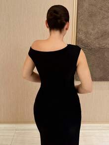 Kuleshova 女式纯黑色不对称肩部褶饰紧身连衣裙，夏季 - 黑色 - 查看 2