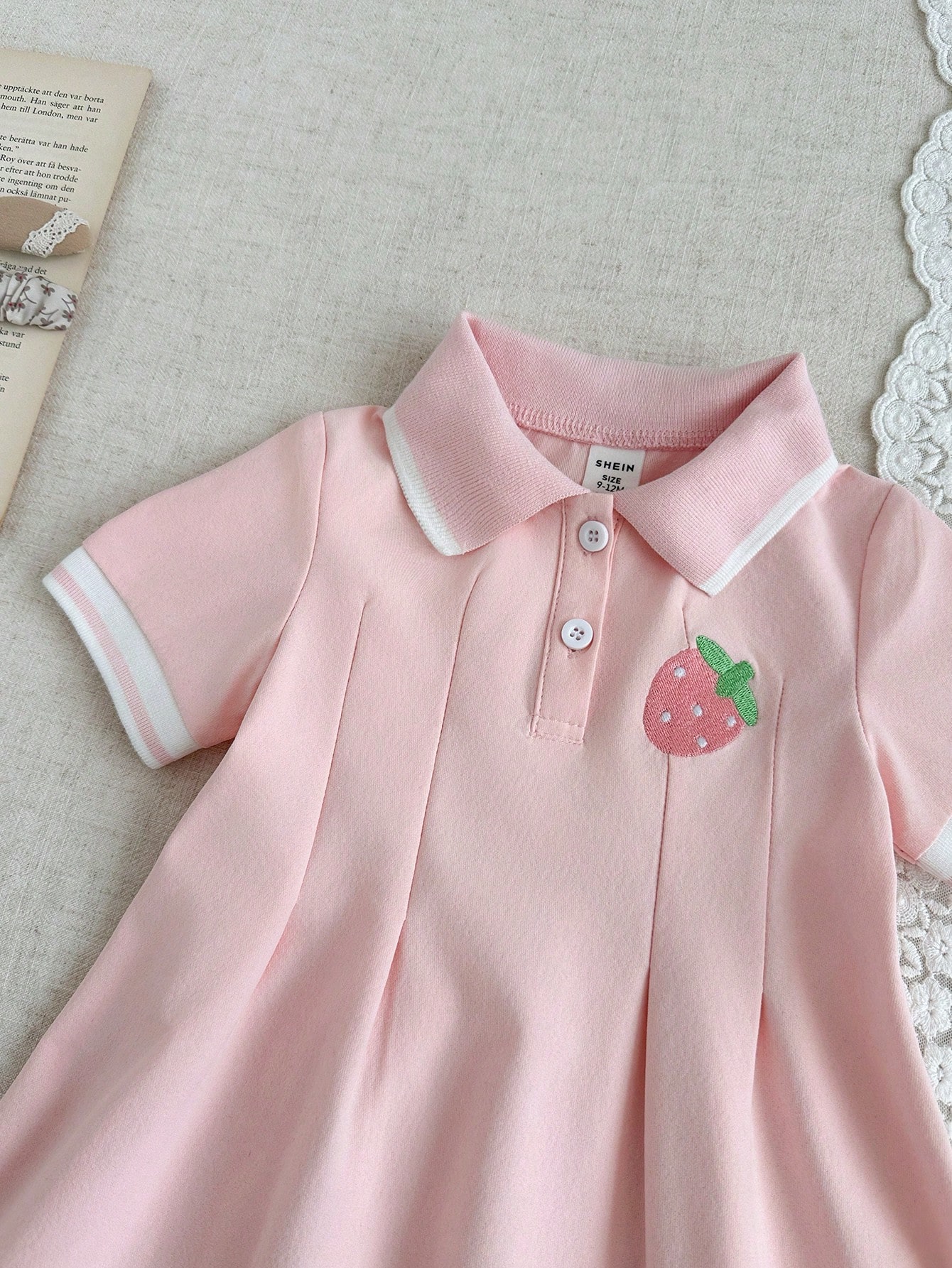 SHEIN فستان أبيض كاجوال للبنات الصغيرات، طوق وأساو...