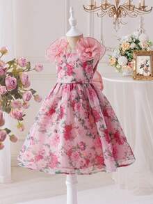 Menina jovem com um glamoroso vestido midi de organza com um grande laço nas costas. - Rosa - Ver 2