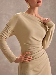 CLARA VERO Vestido midi bege com decote assimétrico e mangas compridas: cintura ajustada e saia evasê fluida, perfeito para jantares elegantes ou eventos de outono. Confeccionado em poliéster de malha elástica com ombros caídos e detalhe drapeado na cintura. - Bege - Ver 6