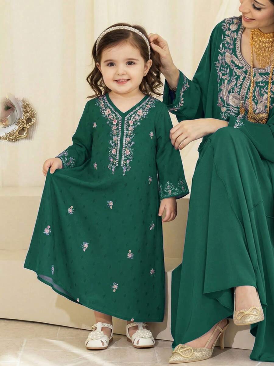SHEIN Áo Jalabiya hoa xanh cho bé gái, Áo Jalabiya thêu hoa cổ điển thanh lịch, Áo dài tay truyền thống tối giản kiểu Ả Rập cho bé gái, phù hợp cho mùa xuân/hè, Áo dài tay kín đáo thanh lịch, Áo Abaya cầu nguyện, Thoải mái dễ chịu, Trang phục thường ngày, Phong cách nghỉ dưỡng, Áo Kaftan kín đáo, Áo Jalabiya cho bé gái, Áo Jalabiya cho bé gái - trắng - Xem 1