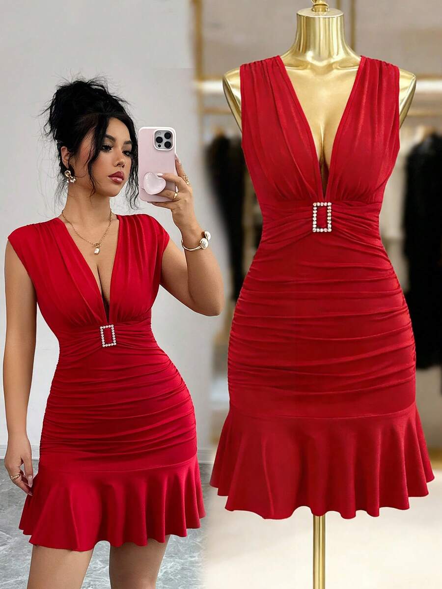 Elenzga 早春/夏季新款性感优雅时尚红色连衣裙，设计元素包括：深V领、褶裥、双层设计、水钻方形搭扣、修身剪裁、荷叶边下摆、短袖，女士迷你连衣裙 - 紅色 - 查看 1