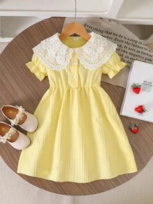 SHEIN Vestido amarillo de estilo princesa francés dulce para niñas jóvenes, hecho de tela suave con sensación ligera y fluida, decorado con cuello de encaje, acentos de botones blancos, mangas con volantes, cintura plisada para una silueta ajustada, diseño fluido y fresco, vestido de manga corta, adecuado para ocasiones casuales de primavera/verano como parque, picnic, salida familiar, escuela, ligero - Amarillo - Ver 5