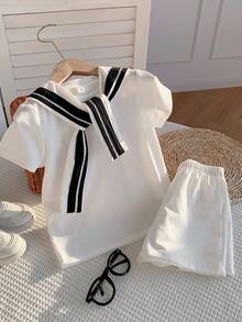 SHEIN Little Byeori 三件套男童休闲运动学院风文艺复古黑白条纹圆领T恤搭配白色短裤，配披肩装饰，适合儿童穿着，适合男童返校穿着，也适合生日派对、晚宴、演出、婚礼、洗礼、开幕式、日常穿着，适合上学、旅行、度假，适合春夏季节穿着。 - 白色 - 查看 3