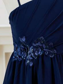 女童简约单肩缎面不对称下摆前短后长腰珠饰花卉连衣裙，适合婚礼、舞会、生日派对、宴会、花童等场合 - 綠色 - 查看 3