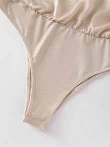 GlowEve CURVE Áo liền thân satin cổ khoét sâu dành cho nữ cỡ lớn - Màu be - Xem 6