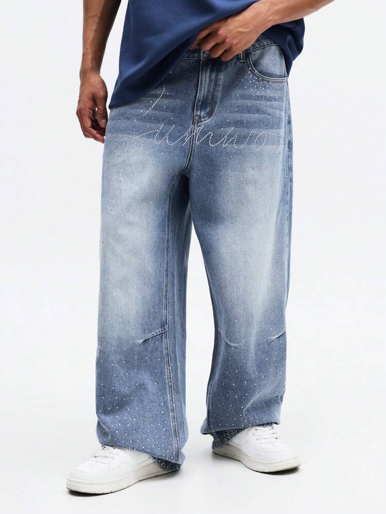 Calça Denim de perna larga com detalhe de escrita em strass