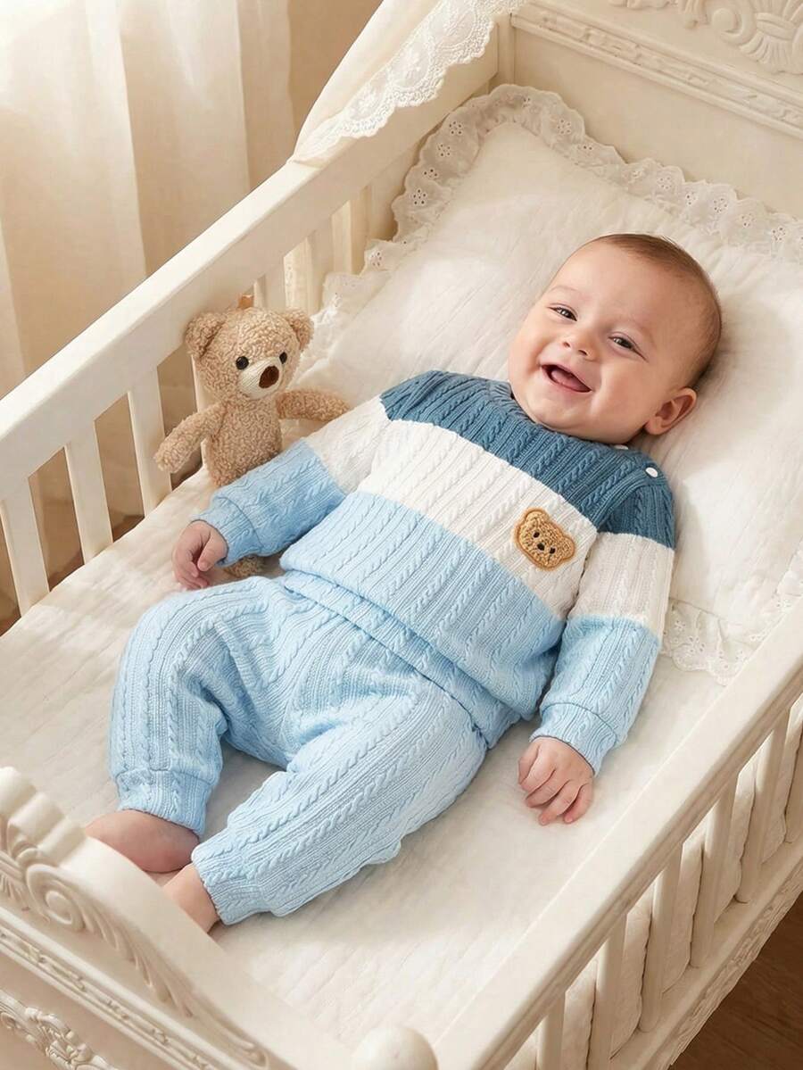 SHEIN 新生男宝宝针织提花三色拼接泰迪熊刺绣长袖衬衫搭配浅蓝色裤子两件套，秋季新款时尚，个性百搭，休闲简约，适合户外摄影 - 藍色 - 查看 1