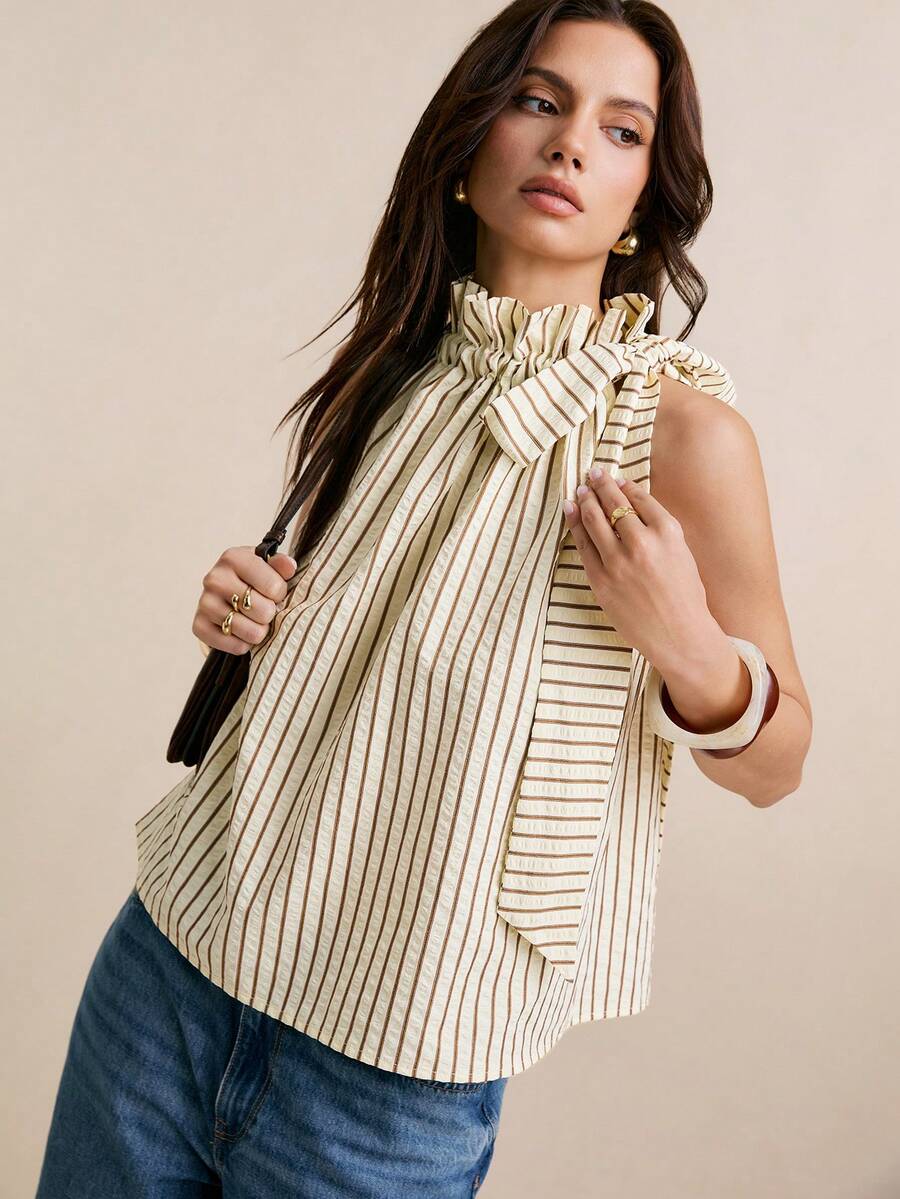 Poéselle 女士条纹泡泡纱蝴蝶结肩部荷叶边高领无袖上衣，轻盈透气的夏季背心，轻松打造海岸风情。条纹无袖上衣，泡泡纱背心，轻薄夏季上衣，海岸风情，休闲度假背心，荷叶边领口打结肩部条纹无袖夏季上衣，沙滩风情。 - 彩色 - 查看 1