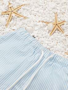 SUMWON Shorts de baño a rayas horizontales con cordón en la cintura, logotipo de oso de peluche, cintura elástica para playa y piscina, ligeros y casuales para deportes acuáticos de verano - Azul - Ver 3