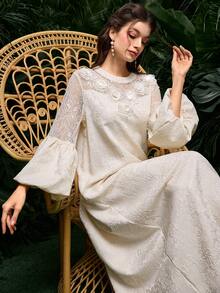 Al Najma 优雅女士连衣裙，采用3D提花、蕾丝拼接、提花和灯笼袖设计 - 杏色 - 查看 6