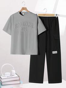SHEIN Little Byeori 两件套男童3D字母压纹图案圆领短袖T恤，带工装口袋和撞色滚边灰色裤子，休闲、运动、度假、上学、聚会、时尚百搭，春夏皆宜 - 灰色 - 查看 5