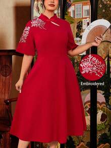 SHEIN Clasi Đầm ngắn tay màu đỏ thanh lịch dành cho nữ cỡ lớn, thích hợp cho mùa xuân, thêu họa tiết và đeo vai, phù hợp dự tiệc. - Đỏ - Xem 7