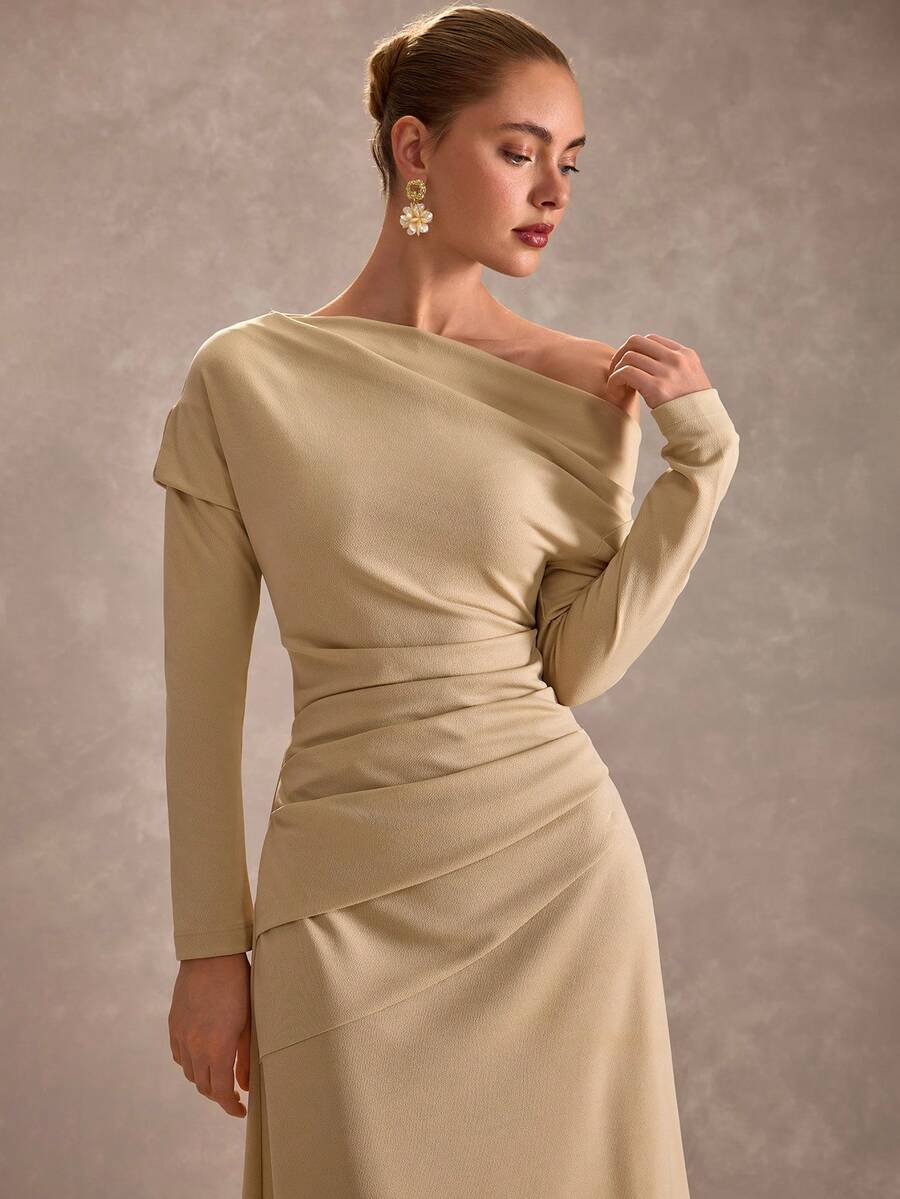 CLARA VERO Vestido midi bege com decote assimétrico e mangas compridas: cintura ajustada e saia evasê fluida, perfeito para jantares elegantes ou eventos de outono. Confeccionado em poliéster de malha elástica com ombros caídos e detalhe drapeado na cintura. - Bege - Ver 1