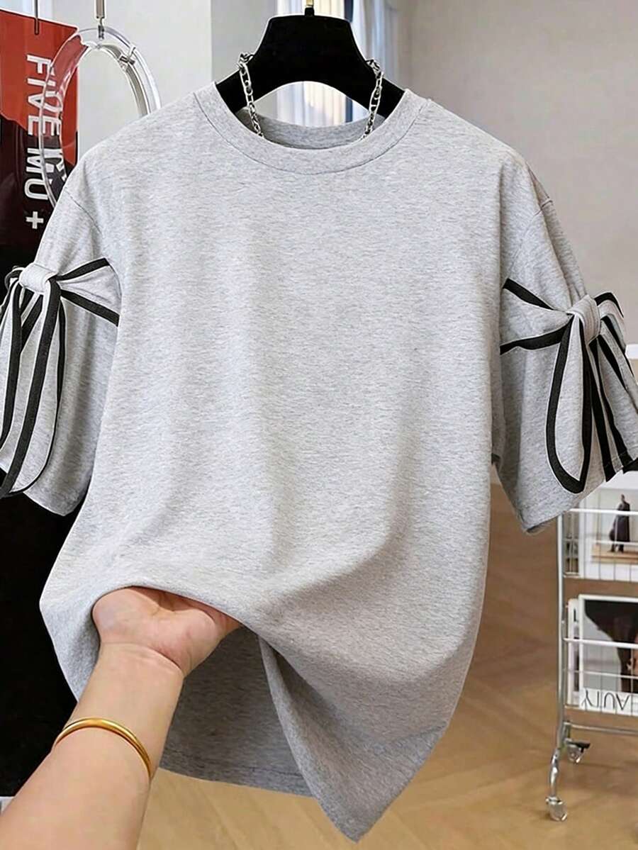 Calvaya 大码女式撞色条纹蝴蝶结装饰休闲T恤，适合日常通勤和休闲运动。 - 灰色 - 查看 1