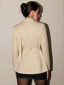 SHEIN Glamour 这款杏色女士双排扣梭织面料西装外套，腰部和翻领设计，优雅百搭，适合派对、度假、办公、通勤、约会、万圣节、圣诞节等各种场合。这款酒红色女士西装外套款式多样，既可作连衣裙外套，也可作休闲西装外套。 - 杏色 - 查看 2