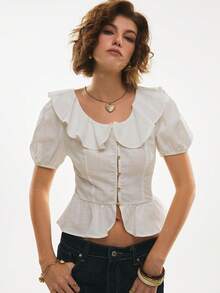 Poéselle 女士纯棉荷叶领褶边上衣 – 白色泡泡袖纽扣前襟上衣，打造浪漫夏日造型。荷叶领衬衫，白色褶边上衣，泡泡袖衬衫，田园风衬衫，浪漫夏日上衣，复古风衬衫，优雅纽扣前襟衬衫，低调奢华风格，优雅通勤纯色荷叶边下摆衬衫，夏季法式风女装，夏季棉质衬衫，学院风上衣，方领衬衫，女士夏季上衣，白色纯棉衬衫。 - 白色 - 查看 8