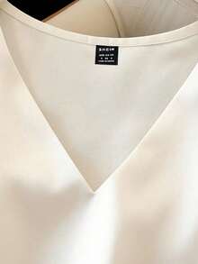 Franclia 女士优雅休闲白色V领无袖抽绳缎面背心，夏季上衣，春假、通勤上班、休闲度假、夏季假期、海滩度假、婚礼宾客等场合皆宜，白色纯色面料。白色优雅上衣，女士上衣，优雅蝴蝶结上衣，象牙色上衣，V领上衣，抽绳细节上衣，缎面衬衫，女士休闲现代夏季上衣，优雅女士上衣，女士上衣。 - 白色 - 查看 6