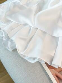 GlowEve CURVE 新款大码女式短袖上衣，采用纯净、温柔又不失性感的露肩设计。饰有法式复古立体花卉图案，优雅的波浪荷叶边下摆，纯色设计，青春洋溢，宽松版型。 - 白色 - 查看 5