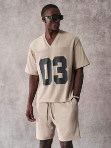 STYNVO طقم قصير الأكمام بطبعة أرقام وياقة على شكل حرف V وشورت كاجوال للرجال - كاكي - مشاهدة 4