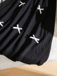 SHEIN 这是一款中长款女童连衣裙，领口饰有蕾丝荷叶边，采用单肩设计和泡泡袖。它配有斜挎包，非常适合女孩们日常休闲穿着，或者作为夏季甜美迷人的度假装扮。 - 黑色 - 查看 5