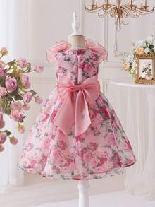 Menina jovem com um glamoroso vestido midi de organza com um grande laço nas costas. - Rosa - Ver 9