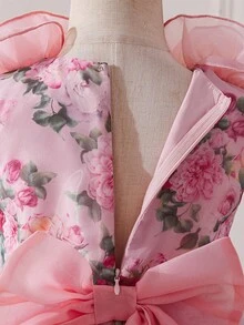 Menina jovem com um glamoroso vestido midi de organza com um grande laço nas costas. - Rosa - Ver 11