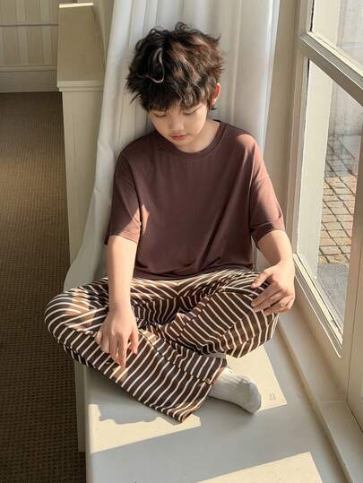 DAZY Bộ đồ ngủ cho bé trai tuổi teen, màu trơn, cổ tròn, tay ngắn và quần kẻ sọc.